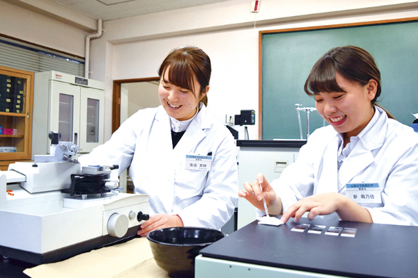 画像:病理検査を行う学生