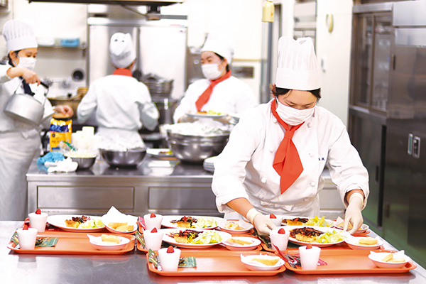 画像：栄養学実習を行う学生