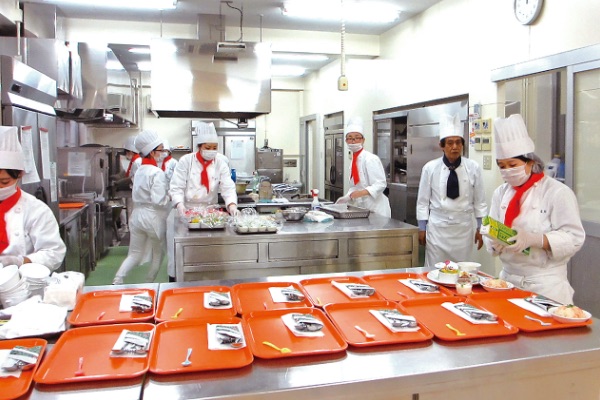 画像:栄養学実習を行う学生