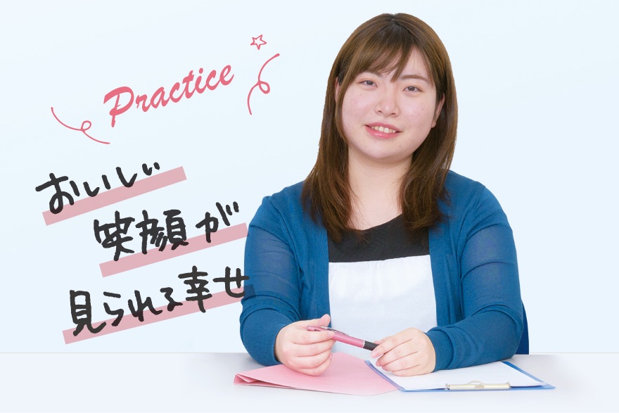 画像:テキストを開く学生