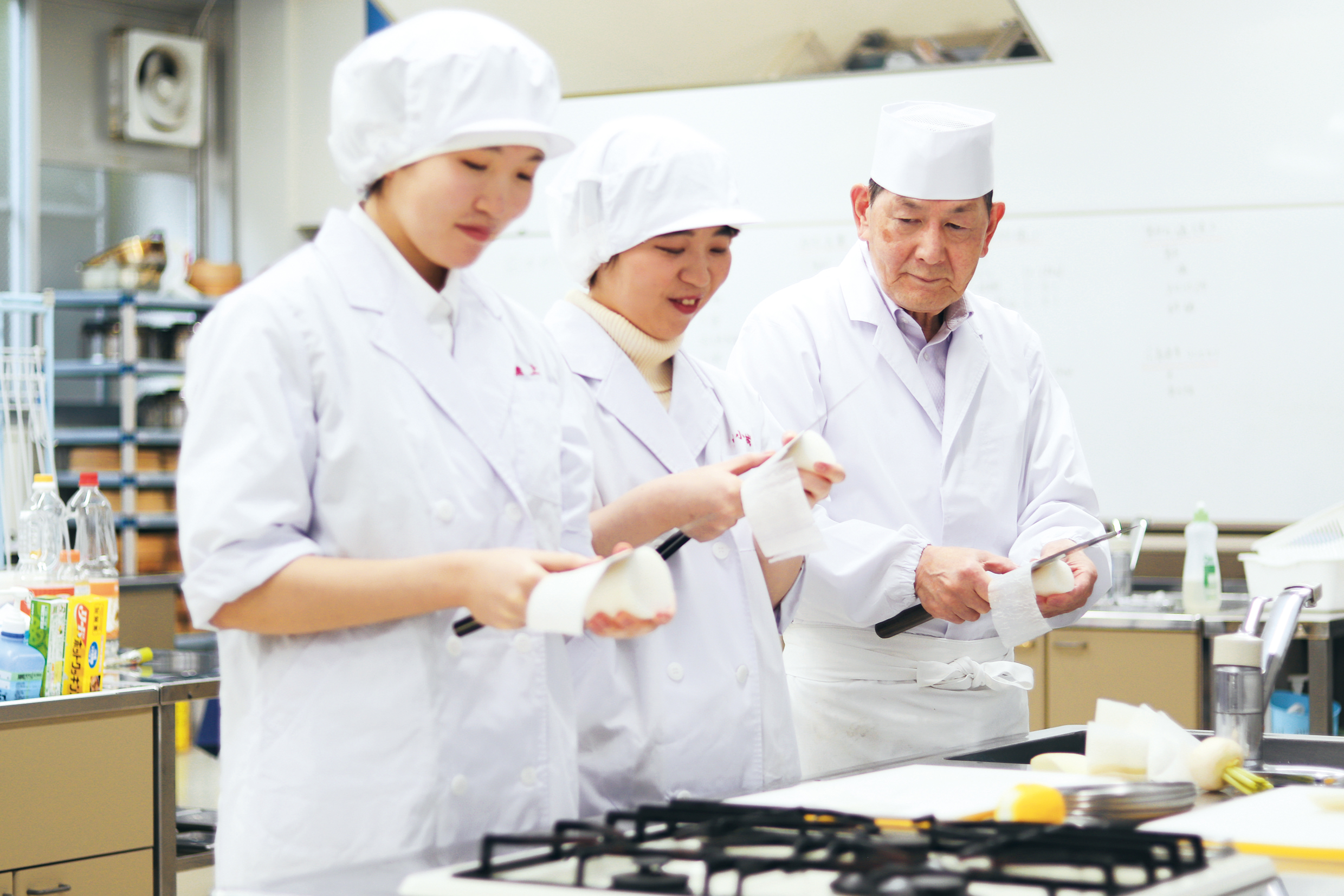 画像：栄養学実習を行う学生