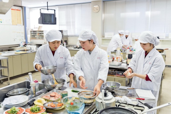 画像:栄養学実習を行う学生