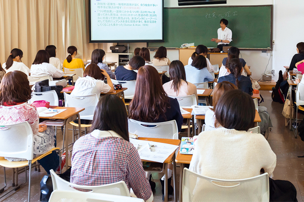 画像：授業を受ける学生