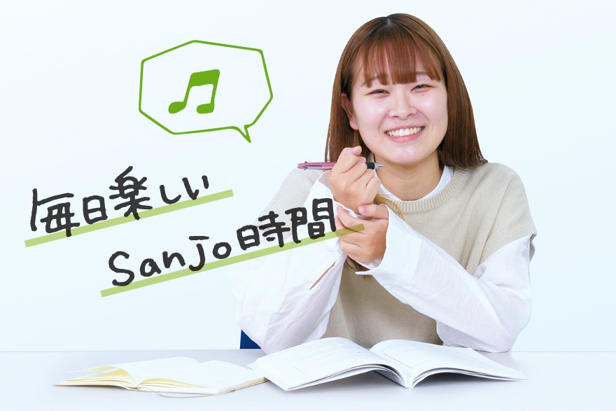 画像:テキストを開く学生