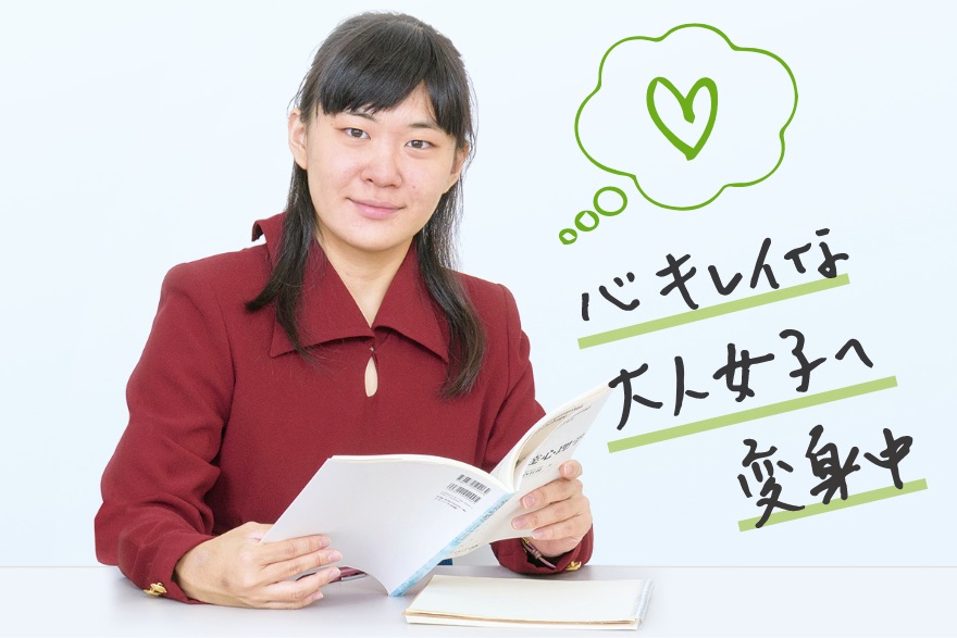 画像:テキストを開く学生