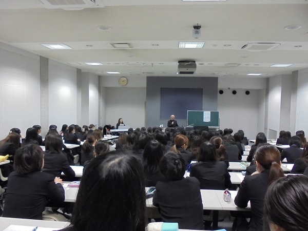 ヴィオラ奏者の沖田孝司先生に演奏 講義をしていただきました 山陽女子短期大学
