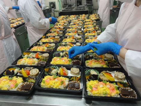 お弁当を作っている様子です。